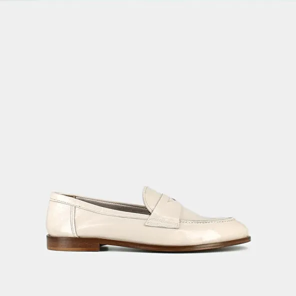 Closed toe and round loafers in pleated patent ecru