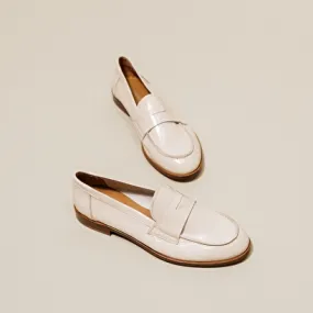 Closed toe and round loafers in pleated patent ecru