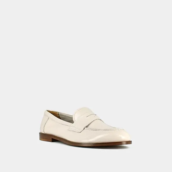 Closed toe and round loafers in pleated patent ecru