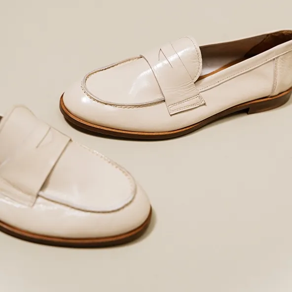 Closed toe and round loafers in pleated patent ecru