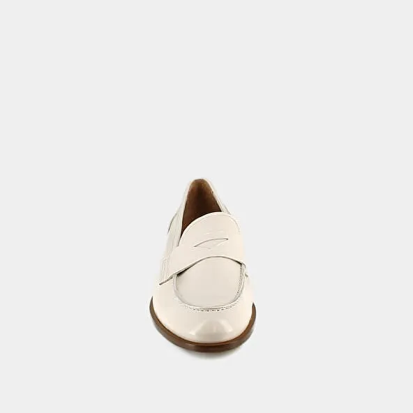 Closed toe and round loafers in pleated patent ecru