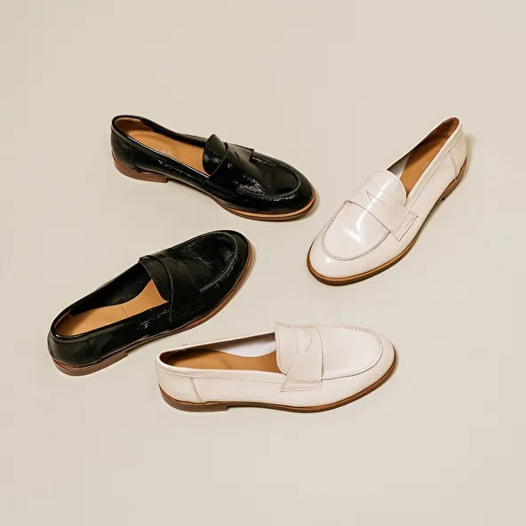 Closed toe and round loafers in pleated patent ecru