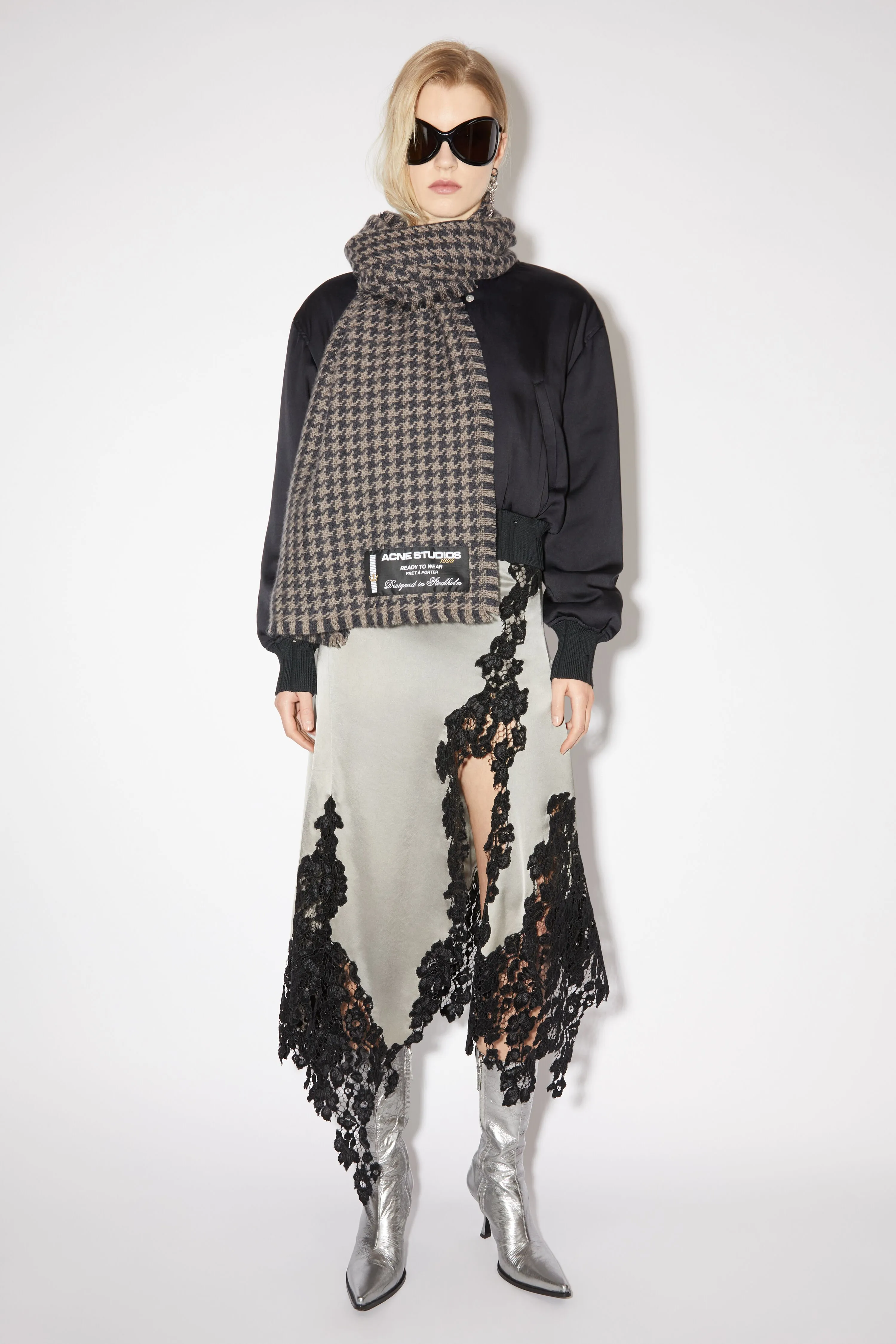 Houndstooth wool scarf