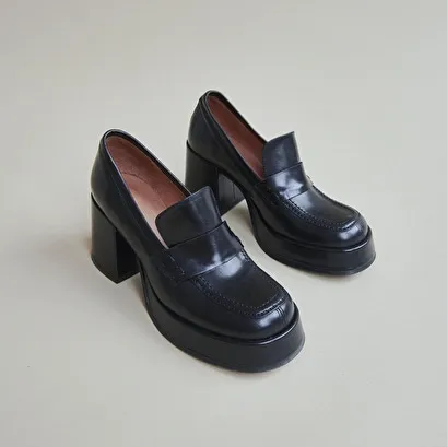 Platform loafers in black leather