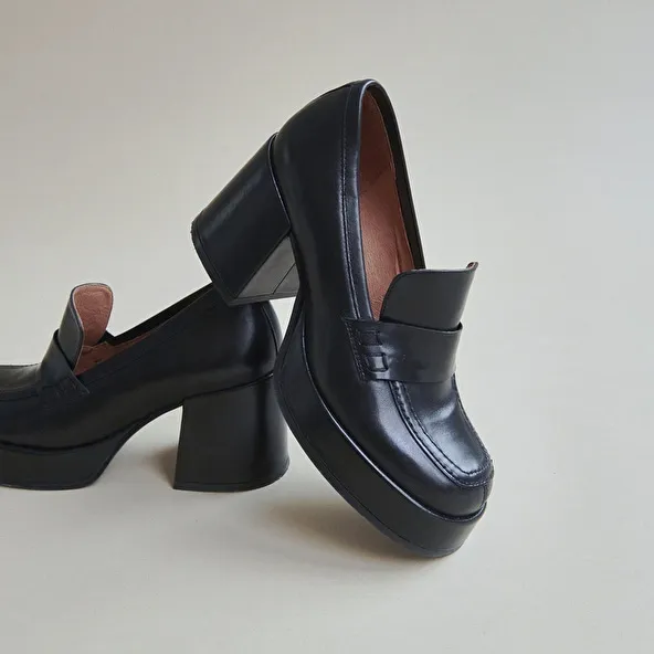 Platform loafers in black leather