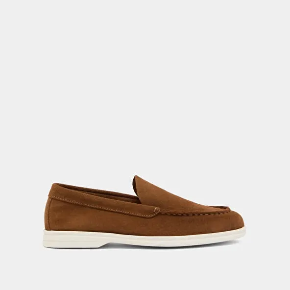 Round-toe loafers in cognac suede