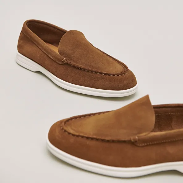 Round-toe loafers in cognac suede