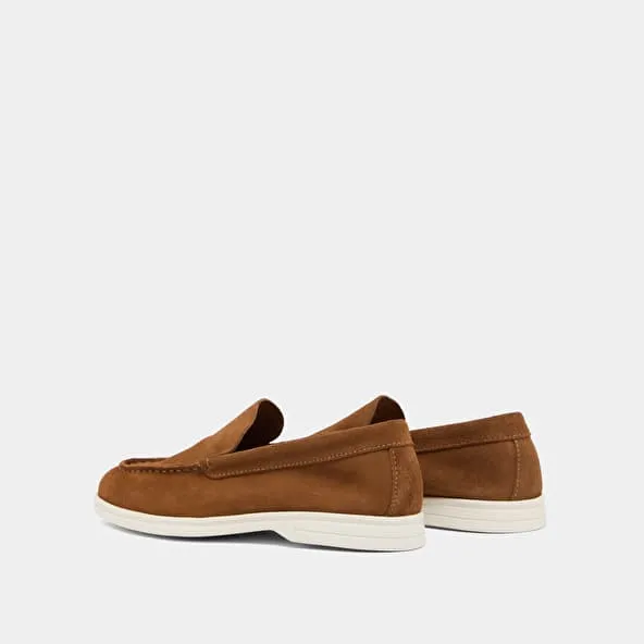 Round-toe loafers in cognac suede