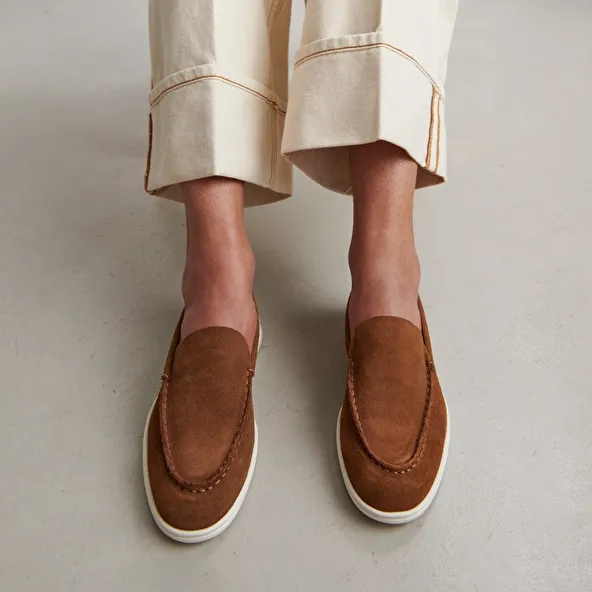 Round-toe loafers in cognac suede