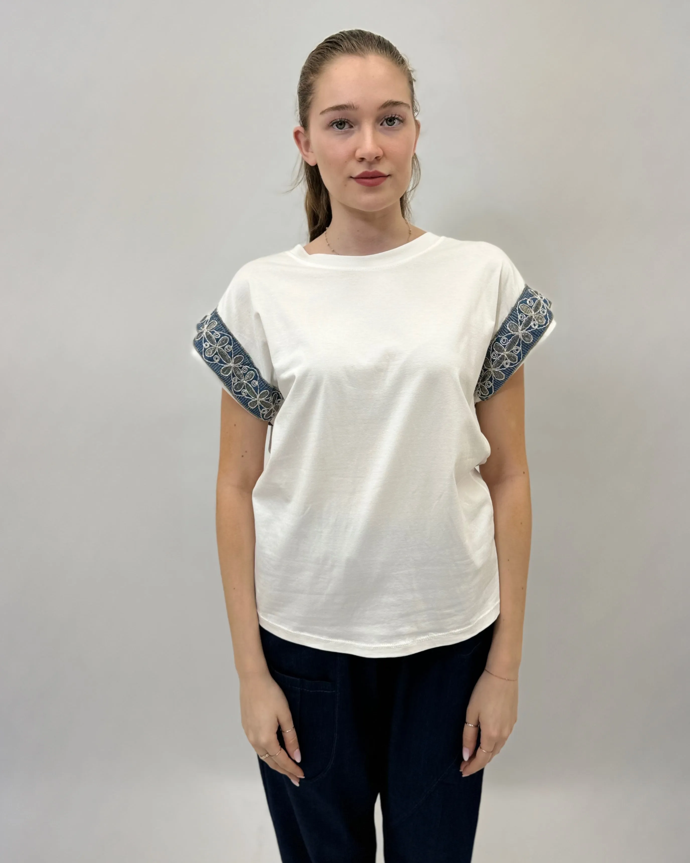 T-shirt in cotone con maniche decorate