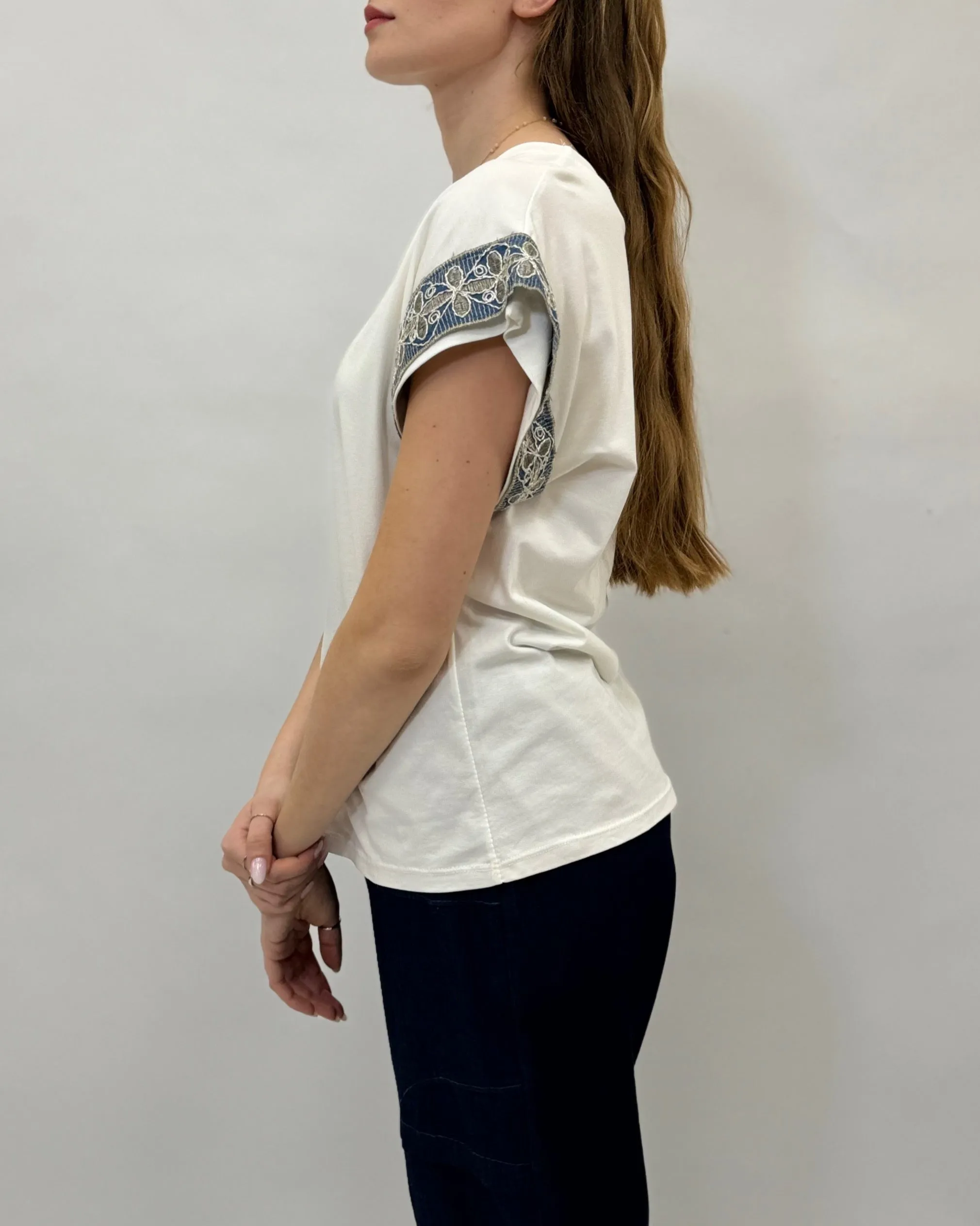 T-shirt in cotone con maniche decorate